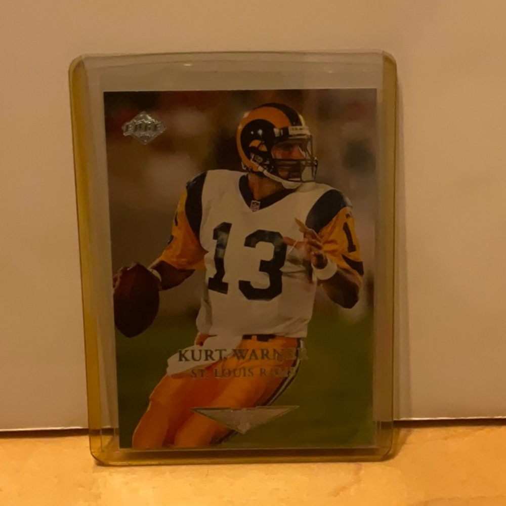KURT WARNER RARE CARD IN PLASTIC CASE EDGE CARD GREAT CONDITION 9/10 GREAT DEAL!